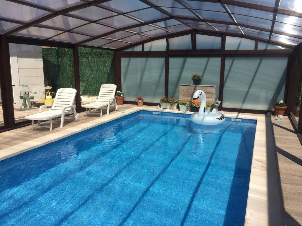 Piscina climatizada casa rural La Costana de Barbadillo