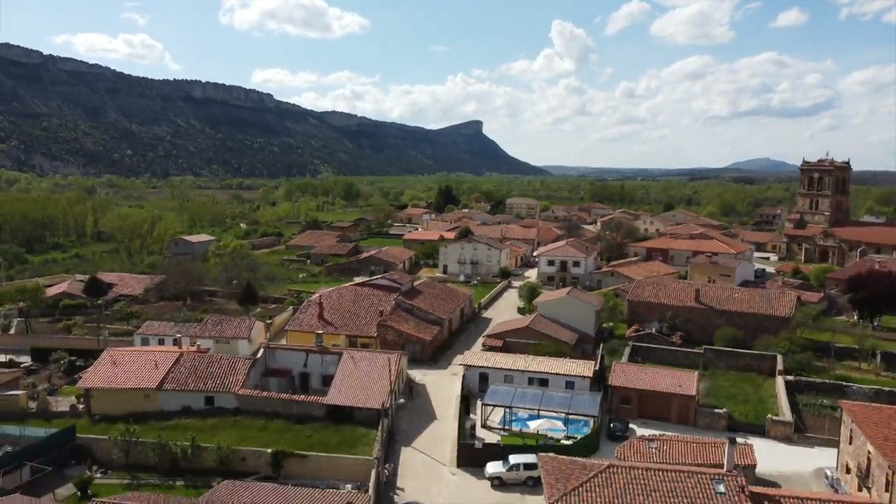 Load video: Rural house La Costana de Barbadillo. The house and the environment and nature